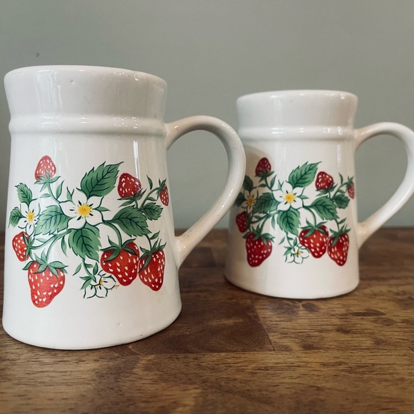 Vintage McCoy Strawberry salt and pepper shaker set - Picture 3 of 4
